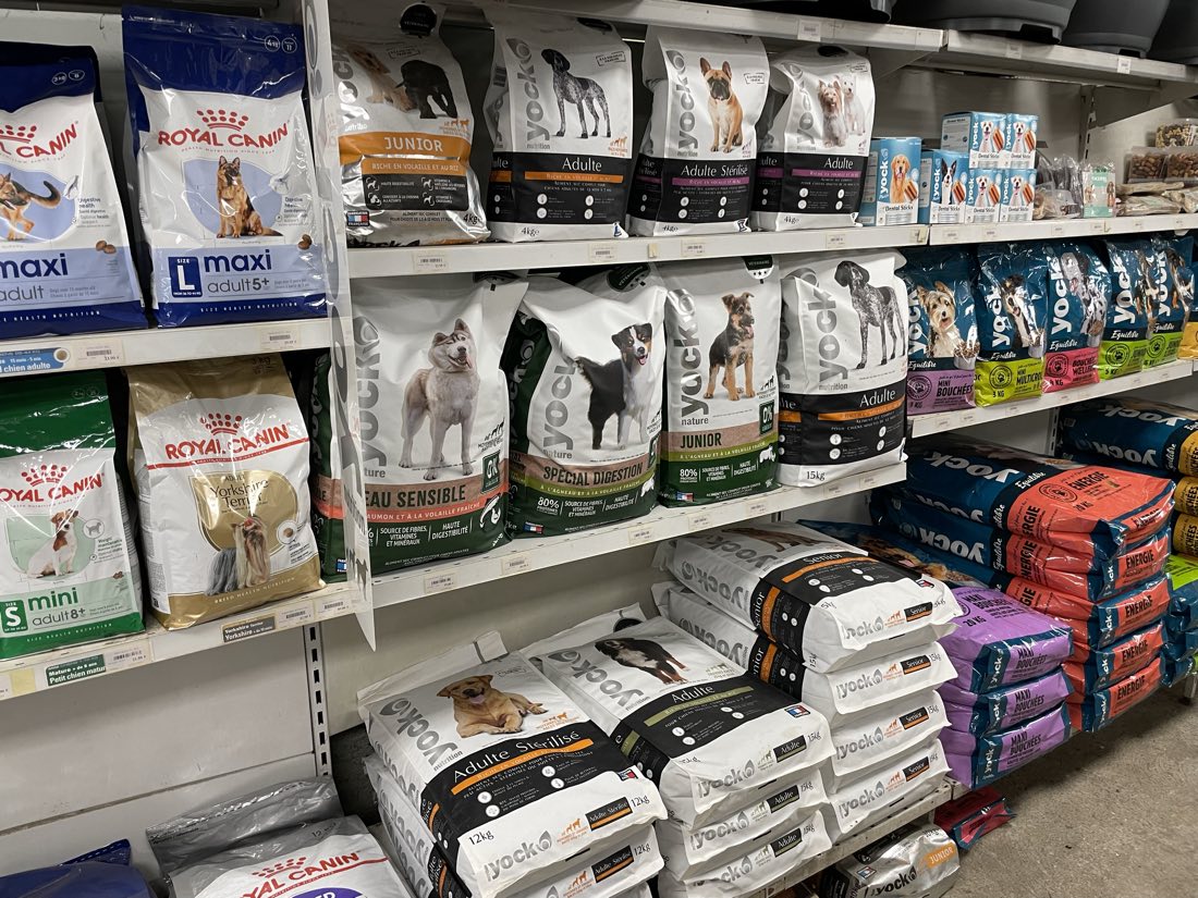 Le rayon croquettes et sacs d'aliment pour chiens