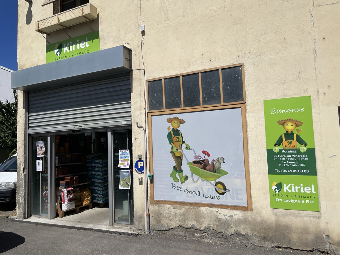 La devanture du magasin, avenue Victor Pilhes, avec la fresque Kiriel et le panneau de bienvenue